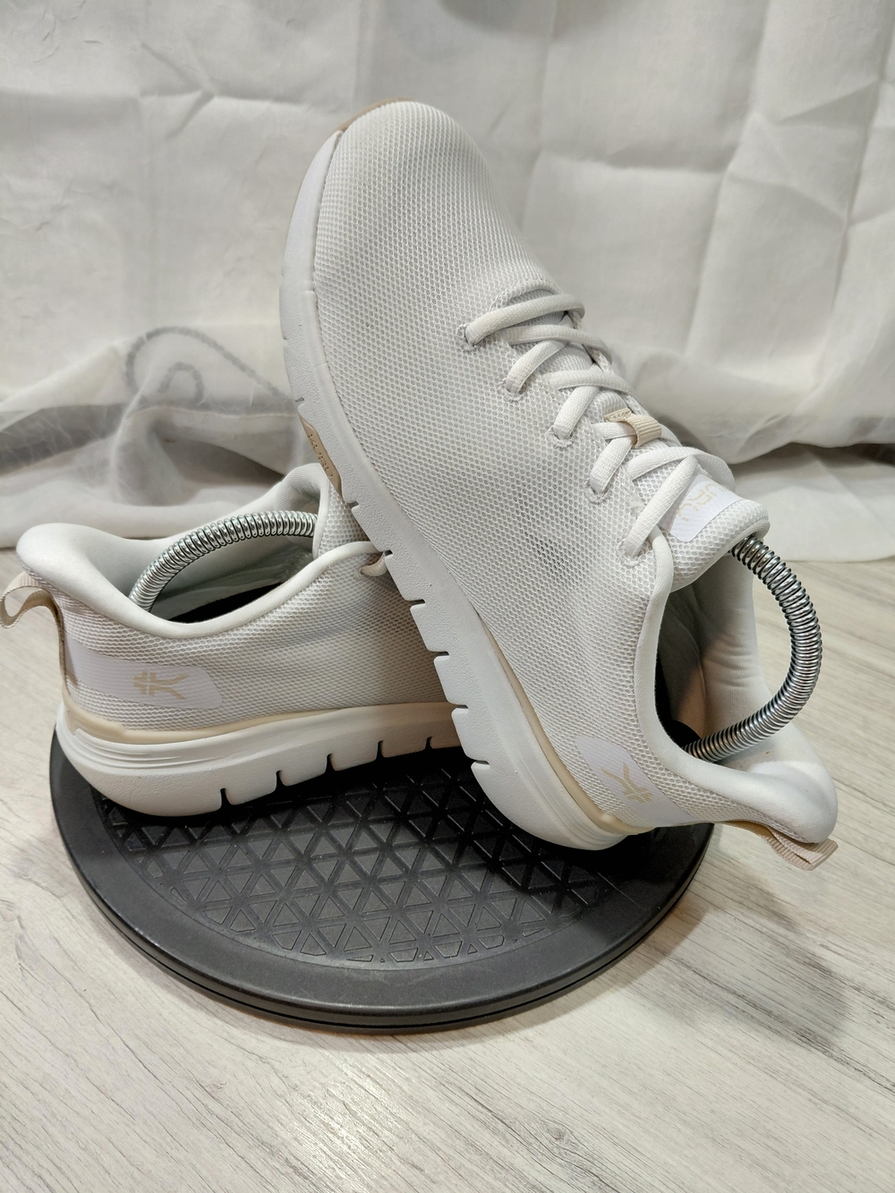 NEW KURU Womens Flex,Bright White & Sand Athletic Sneakers SIZE 9.5 - Picture 11 of 11